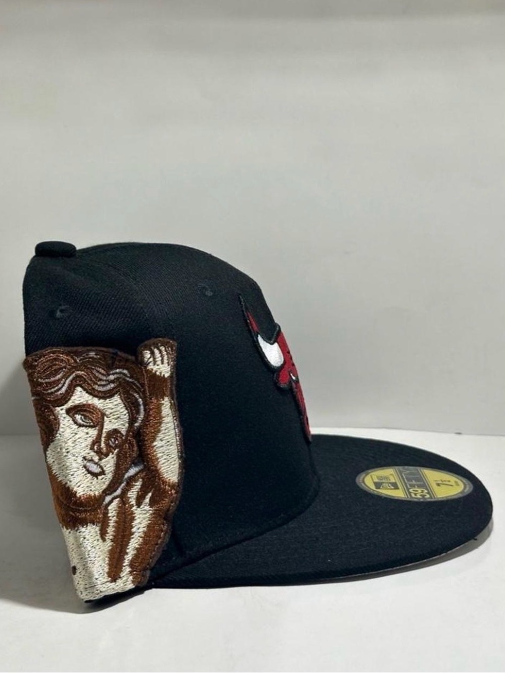 Jon Stan x Chicago Bulls New Era 59FIFTY Custom Cherub Hat Black 7 1/2 NWT - Picture 2 of 8